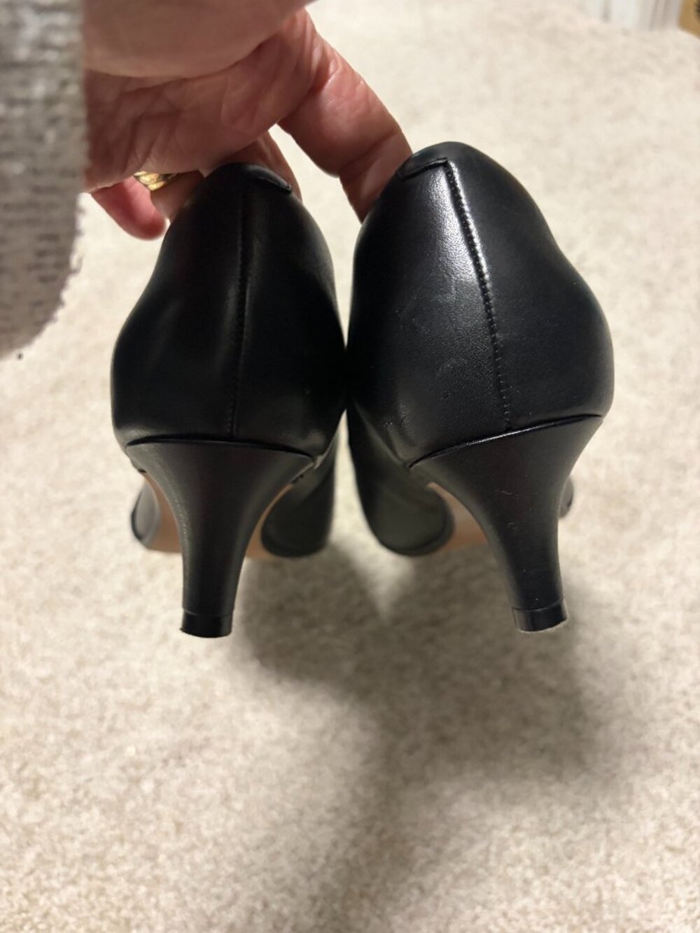Clarks "Collections" Black Pumps EUC Sz 7.5 - Picture 2 of 5